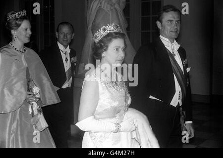 La reine Elizabeth II et le duc d'Édimbourg, accompagnés de la reine Margrethe du Danemark et du prince Henrik, lorsqu'ils ont assisté à un banquet d'État au château de Christiansborg, à Copenhague. Banque D'Images