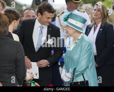 La reine Elizabeth II ancien grilleur australien Adam Gilchrist pendant une fête dans le jardin, dans le domaine de la Maison du gouvernement à Perth en Australie occidentale. Banque D'Images