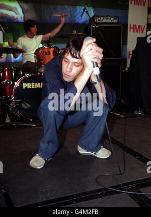 Le chanteur Rick Witter du groupe Shed Seven, sur scène au magasin HMV d'Oxford Street, Londres, pour promouvoir son nouvel album « Best of... », Going for Gold. Banque D'Images