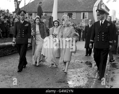 Le roi George VI et la reine Elizabeth arrivent à l'abbaye de Romsey dans la Nouvelle forêt avec les demoiselles d'honneur Princesses Elizabeth et Margaret, pour le mariage de Patricia Mountbatten (la fille du vicomte Mountbatten) et de Lord Brabourne. Philip Mountbatten (de Grèce) peut être vu, à droite. La princesse Alexandra de Kent était aussi une demoiselle d'honneur. Banque D'Images