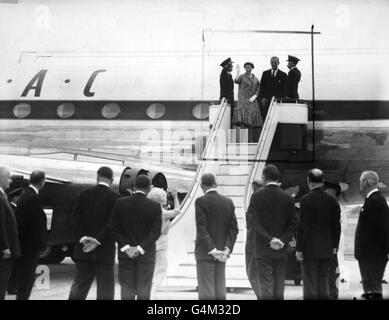 **a scanné basse résolution hors contact** la Reine et le duc d'Édimbourg à l'aéroport de Heathrow pour commencer une visite de six semaines au Canada. Banque D'Images