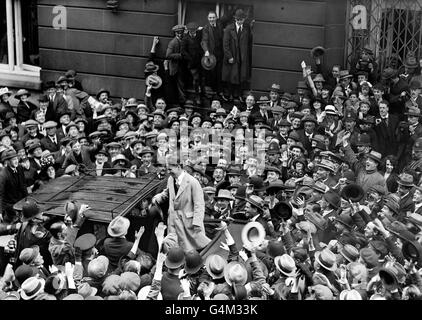 Charlie Chaplin, la star britannique de l'écran silencieux, s'adresse à une foule énorme devant l'hôtel Ritz de Londres. Banque D'Images