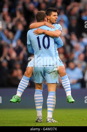 Football - Barclays Premier League - Manchester City / Wolverhampton Wanderers - Etihad Stadium.Edin Dzeko (10) de Manchester City célèbre avec son coéquipier Sergio Aguero après avoir marqué le but d'ouverture de son camp. Banque D'Images