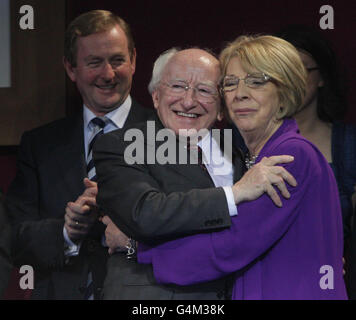 Le président élu de l'Irlande, Michael D Higgins, est embrassé par sa femme Sabina après l'annonce de sa victoire électorale au château de Dublin. Banque D'Images