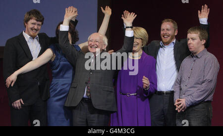 Le Président élu Michael D Higgins vagues après sa victoire électorale est annoncé au château de Dublin . Photo date : Samedi 29 octobre 2011. Compter dans l'élection pour la neuvième président a commencé avec la première résultats officiels attendus après 19h. La participation électorale a été signalé à l'échelle du pays à environ 50  %, malgré un nombre record de sept candidats pour le rôle. Voir histoire de PA Président irlandais. Crédit photo doit se lire : Niall Carson/PA Wire Banque D'Images