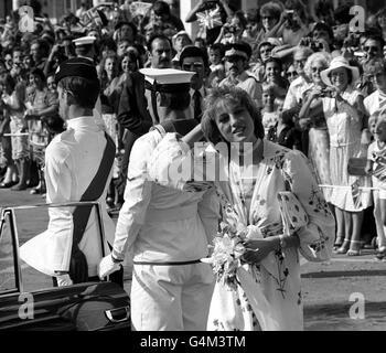 La princesse de Galles découvre la chaleur de Gibraltar alors qu'elle est accueillie par des foules de drapeaux patriotiques rassemblées à quai pour envoyer les jeunes oiseaux avec style lors de leur croisière de lune de miel sur le yacht royal Britannia. La princesse de Galles, anciennement Lady Diana Spencer, a épousé le prince de Galles à la cathédrale Saint-Paul, à Londres, le 29 juillet 1981. Banque D'Images