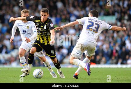 Football - npower football League Championship - Leeds United / Cardiff City - Elland Road.Filip Kiss de Cardiff City et Robert Snodgrass (à droite) de Leeds United se battent pour le ballon Banque D'Images