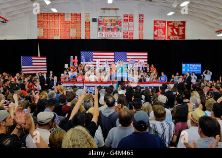 Candidat à l'élection présidentielle américaine Hillary Clinton dans des campagnes d'Oxnard, CA à "faire sortir le vote" Banque D'Images