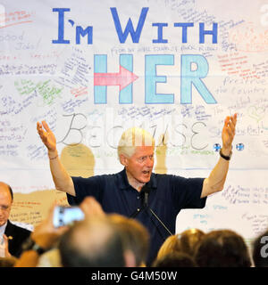 L'ancien Président Bill Clinton parle à un rassemblement d'Hillary Clinton, Woodland Hills, CA Banque D'Images