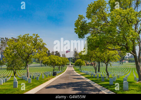 Lane à Los Angeles mène au cimetière militaire américain grand pôle du pavillon. Banque D'Images
