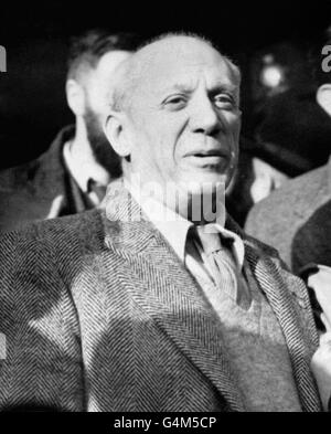 8 AVRIL : le jour de la mort de l'artiste Pablo Picasso en 1973. Pablo Picasso, l'artiste espagnol moderne et pionnier du centre scolaire Picasso, arrive à la gare Victoria, Londres, en route vers Sheffield et le deuxième Congrès mondial de la paix. Banque D'Images