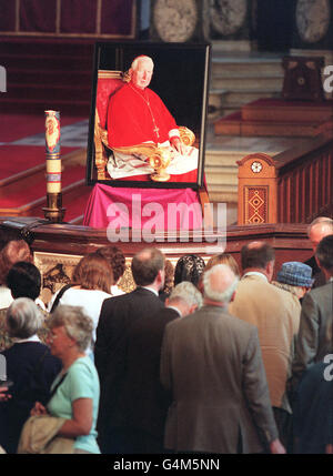 Un portrait du cardinal Basil Hume rend hommage à une messe solennelle tenue en son honneur, à la cathédrale de Westminster. Le cardinal Hume, chef spirituel des catholiques romains de Grande-Bretagne, est décédé le 17/6/99, à l'âge de 76 ans. Banque D'Images