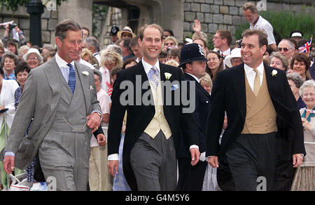 Le prince Edward (au centre), le plus jeune fils de la reine Elizabeth II de Grande-Bretagne, et le prince de Galles (à gauche) et le duc d'York de son frère, traversent le château de Windsor jusqu'à la chapelle Saint-Georges où Edward épousera Sophie Rhys-Jones. Buckingham Palace a annoncé avant le mariage que le couple royal sera à l'avenir connu comme le comte et la comtesse de Wessex. Par tradition, les chambres royales ont deux partisans, plutôt qu'un meilleur homme. Banque D'Images