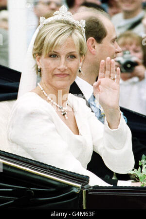 Sophie Rhys-Jones et Prince Edward se sont déferlées pour rejoindre les foules rassemblées sur Windsor High Street alors qu'ils partent de la chapelle Saint-Georges du château de Windsor après leur mariage. Le couple royal s'est réuni en 1993 à Londres lors d'un match de tennis de charité que le prince avait organisé. Banque D'Images