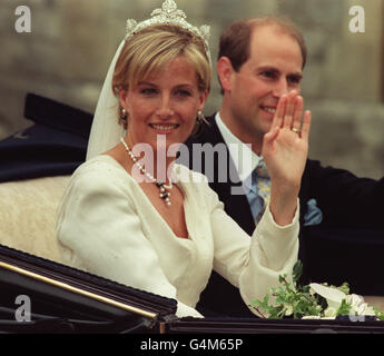 Le prince Edward, le plus jeune fils de la reine Elizabeth II de Grande-Bretagne et sa mariée Sophie Rhys-Jones, traversent les rues de Windsor après leur mariage à la chapelle Saint-Georges, au château de Windsor. Le couple royal s'est réuni en 1993 lors d'un match de tennis organisé par le Prince. * Buckingham Palace a annoncé avant le mariage que le couple Royal sera à l'avenir connu comme le comte et la comtesse de Wessex. Banque D'Images