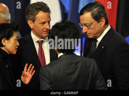 Un interprète (à gauche) se traduit par Timothy Geithner, secrétaire américain au Trésor (deuxième à gauche), le ministre des Finances du Japon Jun Azumi (au centre) et le président de la Banque centrale européenne (BCE) Mario Draghi (R), après une photo de famille des ministres des Finances du G20, le deuxième jour du sommet du G20 qui s'est tenu aujourd'hui à Cannes, en France. Banque D'Images