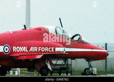 BAE Systems Hawk jets sur le sol à RAF Scampton dans le Lincolnshire en tant que membre de l'équipage de l'air Red Arrows est censé avoir été blessé dans un incident au sol. Banque D'Images