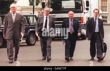 De gauche à droite : le directeur général de la BBC, John BIRT, le président Christopher Bland, le directeur général désigné, Greg Dyke, et le secrétaire Christopher Graham arrivent au bureau central conservateur pour des entretiens avec le chef du Parti conservateur, William Hague, et d'autres personnalités du parti. * suite à des allégations de partialité politique sur la nomination de M. Dyke, qui a fait des dons substantiels au Parti travailliste. Banque D'Images