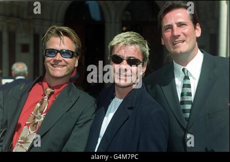 Les anciens membres du groupe pop des années 80, Spandau Ballet, le saxophoniste Steve Norman (à gauche), le batteur John Keeble et le chanteur Tony Hadley (à droite), à l'extérieur de la High court de Londres, où ils ont perdu leurs droits de l'auteur-compositeur Gary Kemp. Banque D'Images