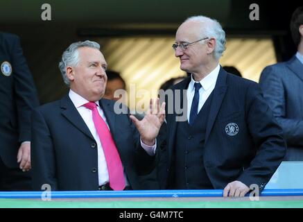 Soccer - Barclays Premier League - Chelsea / Everton - Stamford Bridge.Peter Hain, député de Neath (à gauche), et Bruce Buck, président de Chelsea, dans les tribunes Banque D'Images