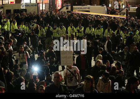 Des manifestants ont pris part à une manifestation contre le système financier mondial, aux lignes de police, près de la cathédrale Saint-Paul, à Londres. Banque D'Images