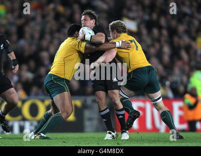 Rugby Union - coupe du monde de Rugby 2011 - semi-finale - Australie / Nouvelle-Zélande - Eden Park.Sekope Kepu (à gauche) et David Pocock (à droite) se trouvent à proximité de Aaron Cruden (au centre), en Nouvelle-Zélande. Banque D'Images