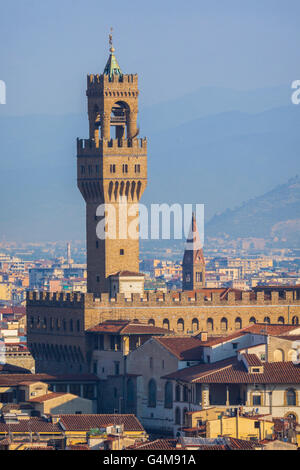 Florence, Toscane, Italie. Voir à partir de la Piazzale Michelangelo pour la tour du Palazzo Vecchio. Banque D'Images