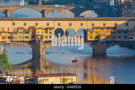 La province de Florence, Florence, Toscane, Italie. Voir à partir de la Piazzale Michelangelo pour ponts sur l'Arno. Banque D'Images