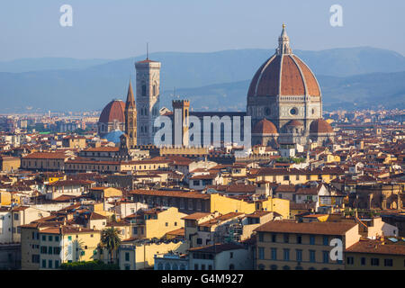 Florence, Toscane, Italie. Sur la ville de Duomo - Cattedrale di Santa Maria del Fiore Banque D'Images