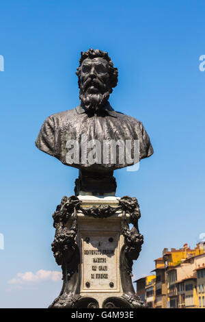 Florence, Toscane, Italie. Buste de Benvenuto Cellini, 1500 - 1571, l'orfèvre italien et l'artiste, sur le Ponte Vecchio. Banque D'Images