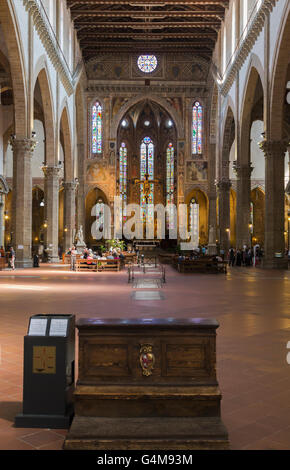 Florence, Toscane, Italie. La Basilique Santa Croce. Avis sur la longueur de la nef à l'autel. Banque D'Images