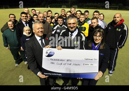 (Gauche-droite) Ed Crozier (représentant du Conseil de rugby écossais du Nord de Glasgow) remet un chèque au président du club de rugby d'Helensburgh, Jon Simmons, avec le représentant local de la Royal Bank of Scotland, Catriona McArthur, après que le club ait remporté le RBS du mois de septembre lors d'une séance photo au Helensbrugh Rugby Club, Helensbrugh. Banque D'Images