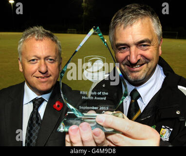 Ed Crozier (représentant du Conseil de rugby écossais du Nord de Glasgow) (à gauche) remet le trophée au président du club de rugby d'Helensburgh Jon Simmons après que le club a remporté le club RBS du mois de septembre lors d'une séance photo au club de rugby d'Helensbrugh, Helensbrugh. Banque D'Images