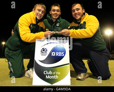 Les joueurs du club de rugby d'Helensburgh David Sterry (à gauche), Aaron Sterry (au centre) et Terry Smith après le club ont remporté le club RBS du mois de septembre lors d'une séance photo au club de rugby d'Helensbrugh, Helensbrugh. Banque D'Images