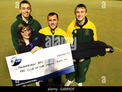 Les joueurs du club de rugby d'Helensburgh Aaron Sterry (à gauche), Terry Smith (au centre) et David Sterry avec le représentant local de la Banque Royale d'Écosse en rugby, Catriona McArthur, après que le club a remporté le club RBS du mois de septembre lors d'une séance photo au club de rugby d'Helensbrugh, Helensbrugh. Banque D'Images