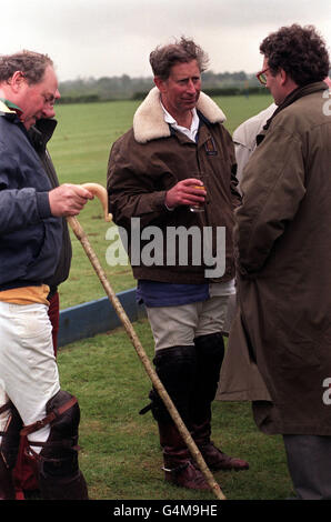 Le Prince de Galles se détend avec un verre après avoir joué au polo pour Cirencester Park contre Lovelocks, dans le match Dalwhinnie Crook à Birdlip, Gloucestershire. Banque D'Images