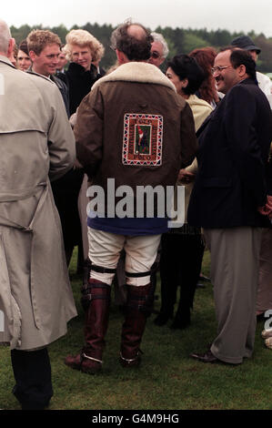 Le Prince de Galles se détend après avoir joué au polo pour Cirencester Park contre Lovelocks, dans le match Dalwhinnie Crook à Birdlip, Gloucestershire. Banque D'Images