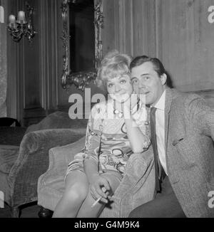 Dirk Bogarde et Susannah York, stars britanniques du cinéma, lors d'une réception à l'hôtel Dorchester, dans Park Lane à Londres. Banque D'Images