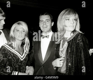 Dirk Bogarde, la star du cinéma britannique, arrive avec l'actrice britannique Julie Christie (l) et l'actrice italienne Monica Vtti, pour la première européenne du film 'Darling'. Sir Dirk Bogarde est décédé le 8 mai 1999, à l'âge de 78 ans. Banque D'Images