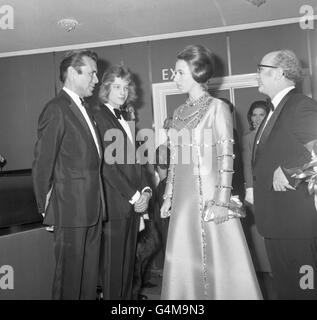 L'acteur britannique Dirk Bogarde et sa co-star du film « Dath in Venice », Bjorn Andresen, rencontrant la princesse Anne à la création de la Charité royale du film au Warner West End Cinema à Londres. Banque D'Images