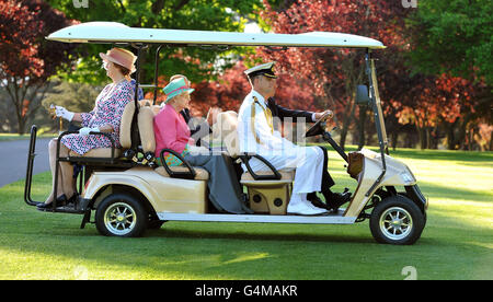 La reine Elizabeth II se trouve à côté du duc d'Édimbourg lorsqu'elle visite le parc de la Maison du gouvernement à Canberra à bord d'un voiturette de golf, pour voir la faune et la flore aux abords de la capitale australienne pendant le deuxième jour de leur excursion de 11 jours. Banque D'Images