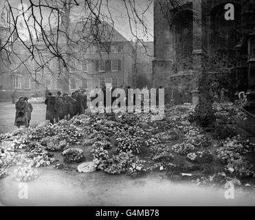 Les visiteurs qui contemplaient une magnifique étendue de couronnes au château de Windsor, en sympathie pour la mort du roi George VI*plaque endommagée* Banque D'Images