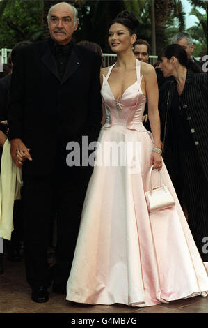 L'actrice galloise Catherine Zeta-Jones et l'actrice écossaise Sean Connery arrivent au Palais des Festivals pour la première de film 'piégeage' pendant le Festival de Cannes 1999. Banque D'Images