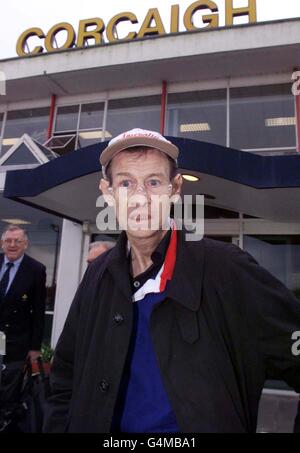 Alex Higgins, ancien champion du snooker du monde, arrive à l'aéroport de Cork pour les funérailles d'un ami de longue date, Oliver Reed. Les funérailles de M. Reed auront lieu à Churchtown Co Cork. Higgins fait une rare apparition publique alors qu'il combat le cancer de la gorge. Banque D'Images