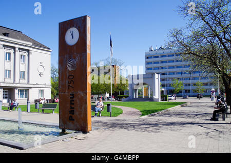 Rüütli Plats aka Ruutli Square à Pärnu, Estonie - c'est la place principale de la station balnéaire avec un monument de l'indépendance etc. Banque D'Images