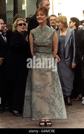 Le réalisateur et acteur Tim Robbins est derrière son épouse, l'actrice Susan Sarandon, qui arrive au Palais des Festivals, pour la première de leur film "Cradle will Rock", lors du Festival de Cannes 1999 en France. Banque D'Images