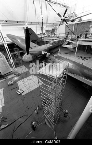 La bataille d'Angleterre Spitfire du Musée impérial de la guerre est suspendue à 50 mètres dans le nouveau hall d'exposition principal de Londres.C'est la pièce maîtresse de la nouvelle exposition après les grands travaux de réaménagement du musée.Derrière se trouve un P51 Mustang (r) américain et un Focke Wulf 190 allemand Banque D'Images