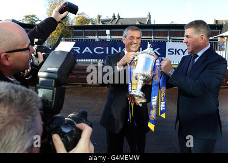 Campbell Ogilvie, président de la Scottish FA, avec l'ancien directeur de Motherwell et Mark McGhee (à droite) lors du 3e tour de la coupe écossaise au champ de courses de Musselburgh, Musselburgh. Banque D'Images