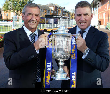 Campbell Ogilvie, président de la Scottish FA, avec l'ancien directeur de Motherwell et Mark McGhee (à droite) lors du 3e tour de la coupe écossaise au champ de courses de Musselburgh, Musselburgh. Banque D'Images