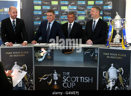 Campbell Ogilvie, président de la FA écossaise (au centre à droite) avec l'ancien directeur de Motherwell et d'Aberdeen Mark McGhee (deuxième à gauche) et Eddie Thompson, directeur des opérations de la région de William Hill (à droite), lors du 3e tour de la coupe écossaise au champ de courses de Musselburgh, à Musselburgh. Banque D'Images